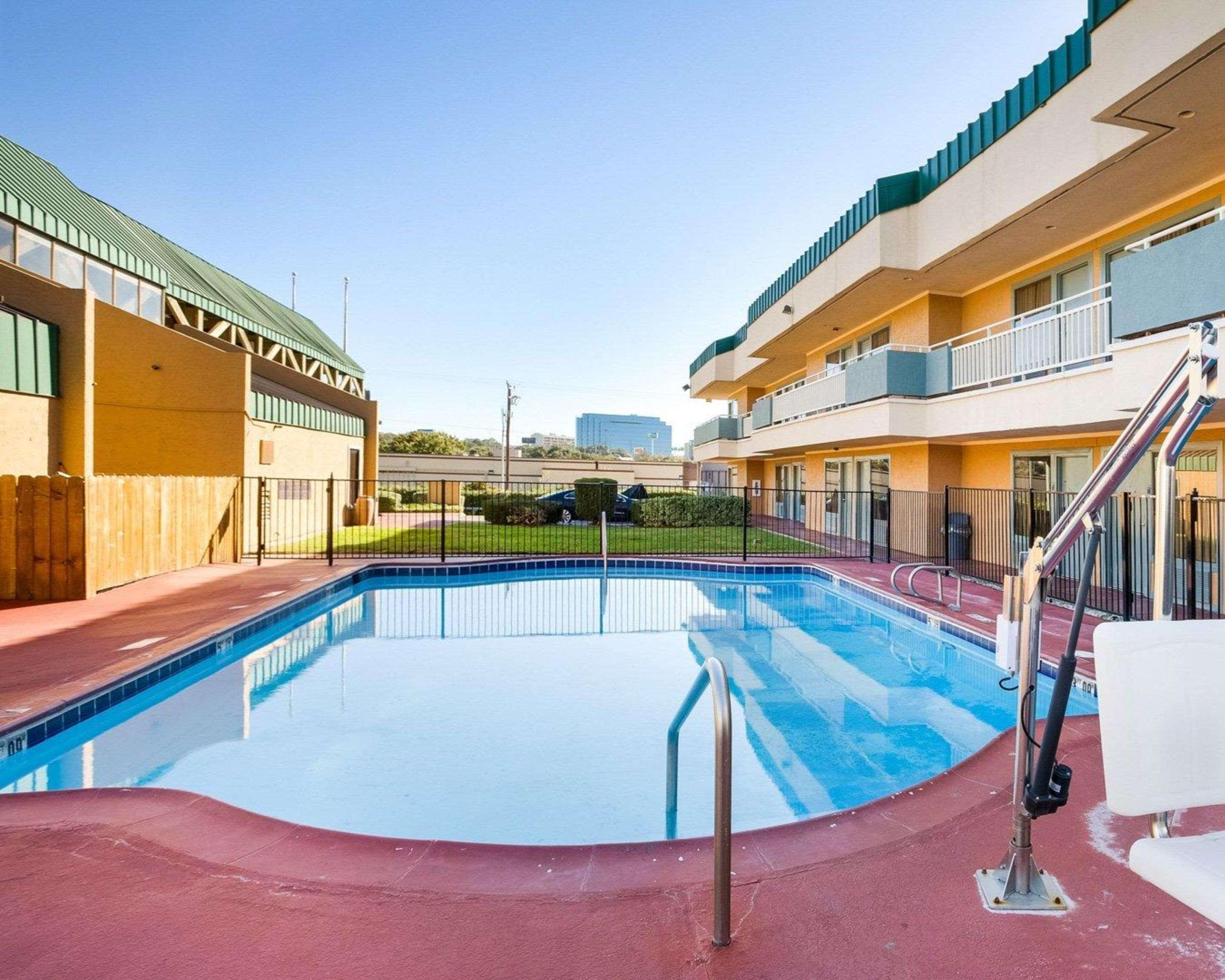 Rodeway Inn & Suites South Of Fiesta Park San Antonio Dış mekan fotoğraf